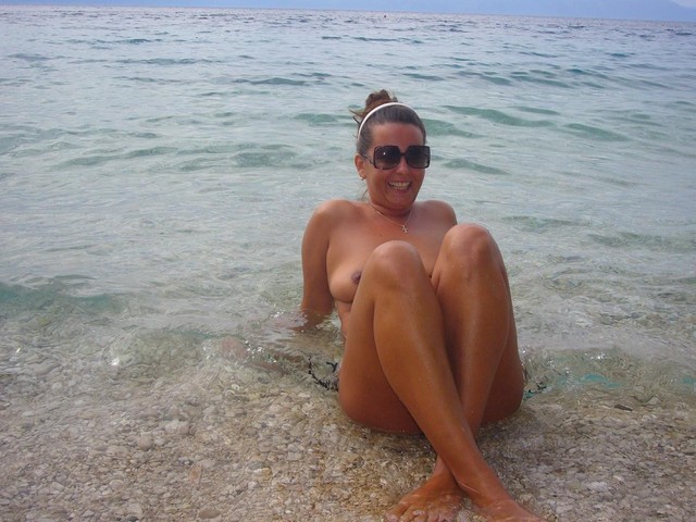 amateur topless beach photos porn photo amateur brunette chubby beach topless holiday