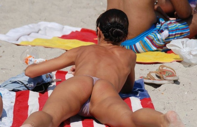 beach voyeur images this lady pretty butt caught beach voyeur tanning