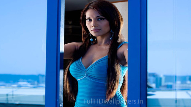 free hot bikinis photos pics hot bikini blue swimsuit basu bipasha