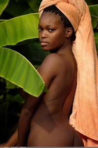 ebony girls galleries busty ebony girl deserea towel