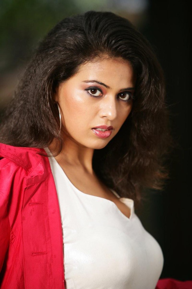 picture big boob photo hot show stills shoot saree bigboob shraddha das tejashree naval